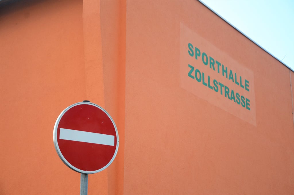 Nicht nur die Einfahrt ist an der Sporthalle Zollstraße verboten, sondern auch die Nutzung. Aufgrund von Statikprobleme ist die Halle aktuell gesperrt.
