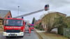 Mittels einer Drehleiter  holten Osterburger Feuerwehrleute in Schmersau eine herabgestürzte Baumkrone vom Hausdach.