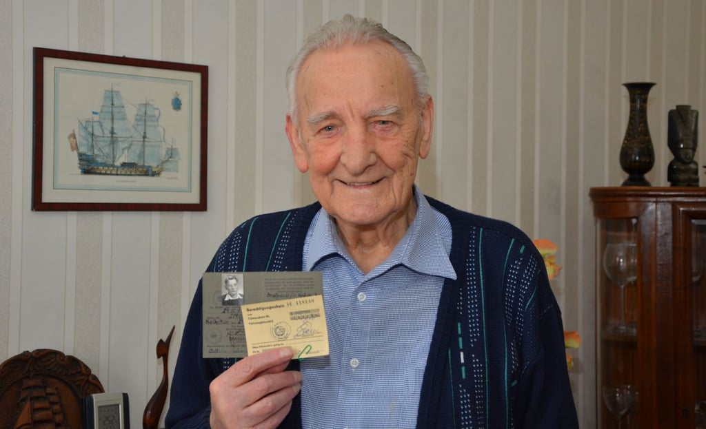 Wilhelm Wichmann aus Kalbe zeigt seinen Motorrad- und Traktorführerschein aus dem Jahr 1953, den er damals bereits im Alter von 15 Jahren erhalten hat.