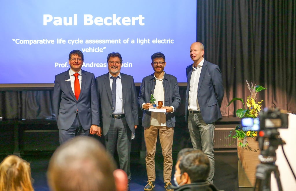 Paul Beckert (2.v.r.) war einer der Studenten, die 2022 den Forschungspreis der Hochschule Merseburg erhielten. Es gratulierten Rektor Jörg Kirbs (2.v.l.), Prorektor Dirk Sackmann (r.) und Uwe Stettin vom Sponsor Saalesparkasse (l.).