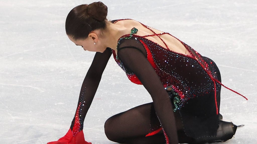 Die unter Dopingverdacht stehende Kamila Walijewa stürzte bei Olympia in Peking und verpasste so eine Medaille.