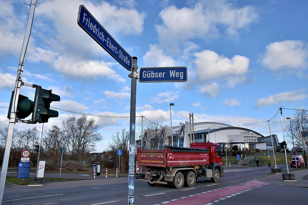Derzeit ist eine provisorische Ampelanlage an der Kreuzung zwischen den Arenen in Magdeburg installiert.