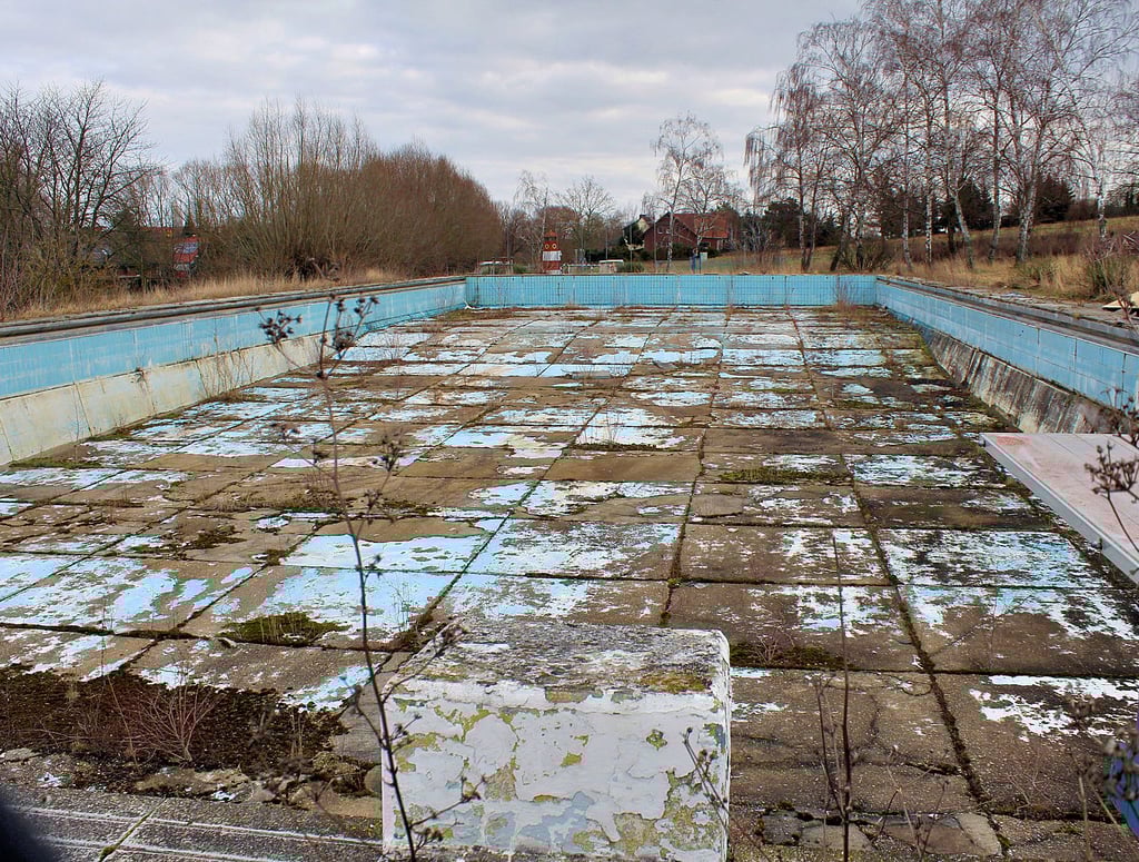 Das 50-Meter-Becken erhält neben zwei durchgängigen Schwimmbahnen eine Edelstahlwanne und eine wassersparende Landzunge. Die Wassertiefe wird abfallend, aber auch wettbewerbstauglich gestaltet.