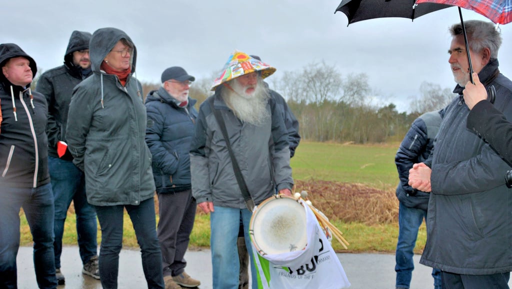 Der Minister für Umwelt und Wissenschaft Sachsen-Anhalts, Prof. Armin Willingmann (rechts), die Landtagsabgeordnete Juliane Kleemann und Landratskandidat Steve Kanitz (links) unterhielten sich mit Mitgliedern der Bürgerinitiative, die die Umsetzung der beschlossenen Auskofferung der Bohrschlammgrube Brüchau fordern.