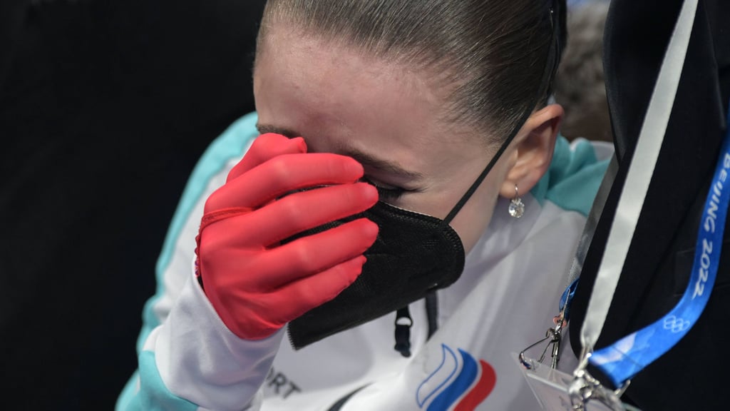 Die unter Dopingverdacht stehende Kamila Walijewa stürzte bei Olympia in Peking und verpasste so eine Medaille.