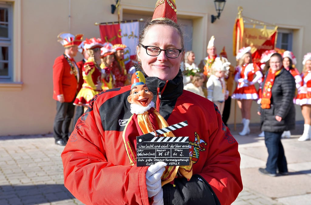 Zeremonienmeisterin Ivonne Vollert von Gelb- Rot Dessau mit dem Zeremonienstab und Filmklappe.