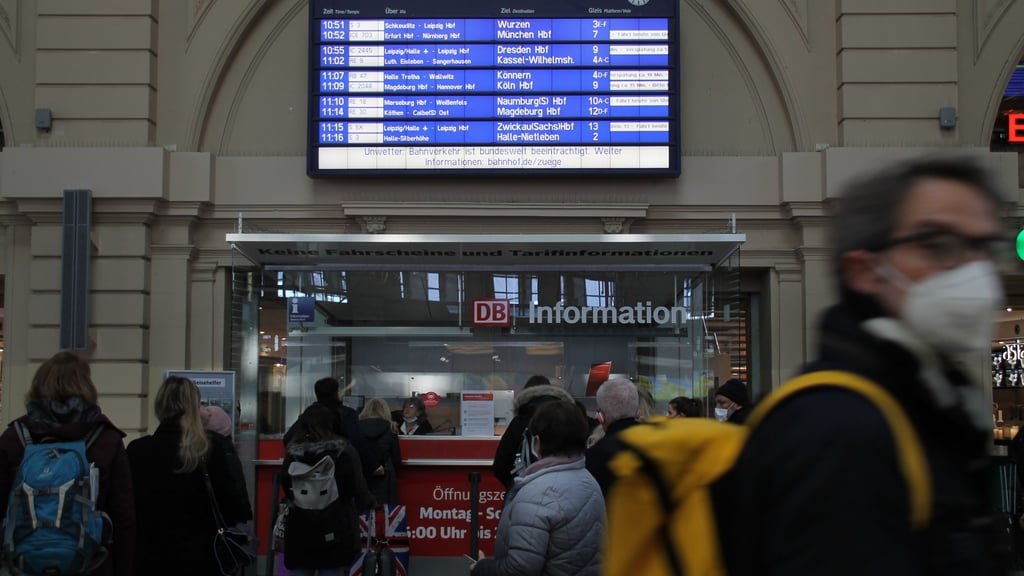 Am Hauptbahnhopf Halle strandeten zahlreiche Zugreisende, vor dem Infostand in der großen Halle standen die Menschen Schlange. 