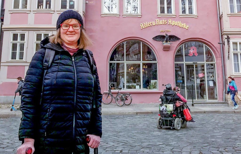 Susanne Kühn wünscht sich, dass mehr Apotheken für Rollstuhlfahrer zugänglich werden. Die Adler- und Ratsapotheke in Quedlinburg ist es bereits.