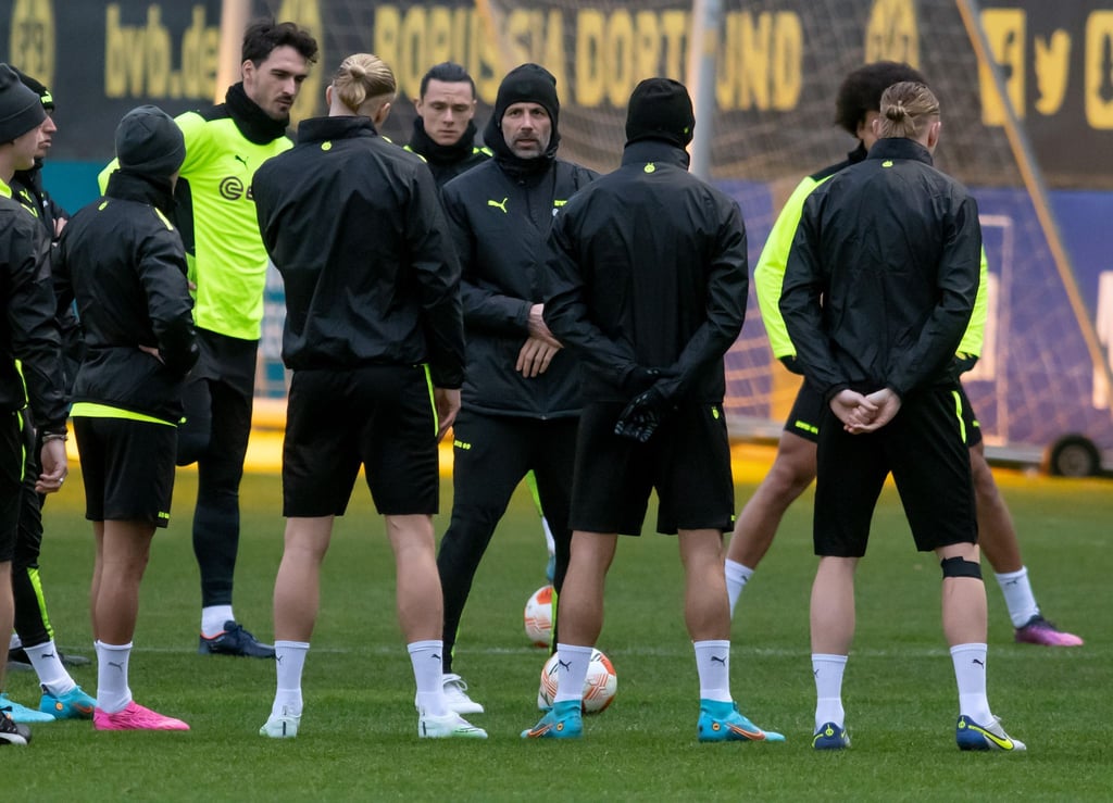 Dortmunds Trainer Marco Rose spricht beim Abschlusstraining mit seinen Spielern.