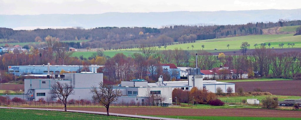 Blick vom Kleinen Fallstein auf das Industriegebiet von Osterwieck. Vorn die Arsenfabrik, dahinter rechts der Treppenbauer und im Hintergrund die Lackfabrik. Ganz rechts ist noch ein Zipfel des Solarparks zu erkennen. Jetzt nach 25 Jahren sind alle Grundstücke an den Mann gebracht.