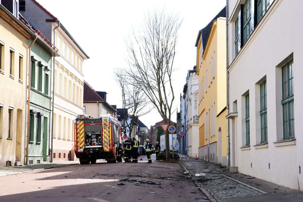 Das Sturmtief tobt über Köthen, dabei wurde in der Köthener Augustenstraße ein Dach abgedeckt.