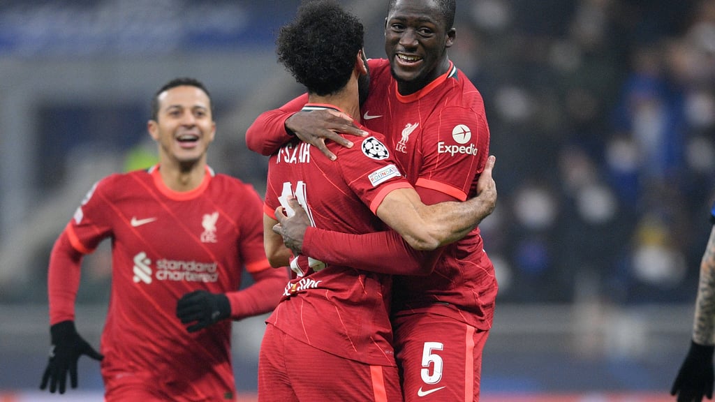 Ibrahima Konaté (r.) freut sich mit Torschütze Mohammed Salah über dessen 2:0.