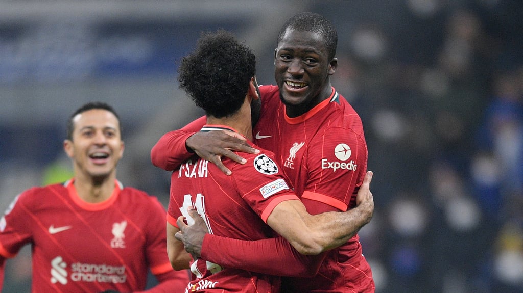 Ibrahima Konaté (r.) freut sich mit Torschütze Mohammed Salah über dessen 2:0.