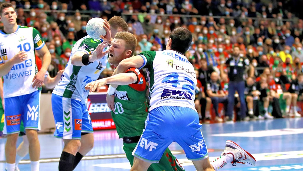 Göppingens Jacob Bagersted und Nemanja Zelenovic (Nr. 42) mühten sich in dieser Szene redlich, Philipp Weber aufzuhalten. Aber gestern Abend konnte niemand den SCM aufhalten.