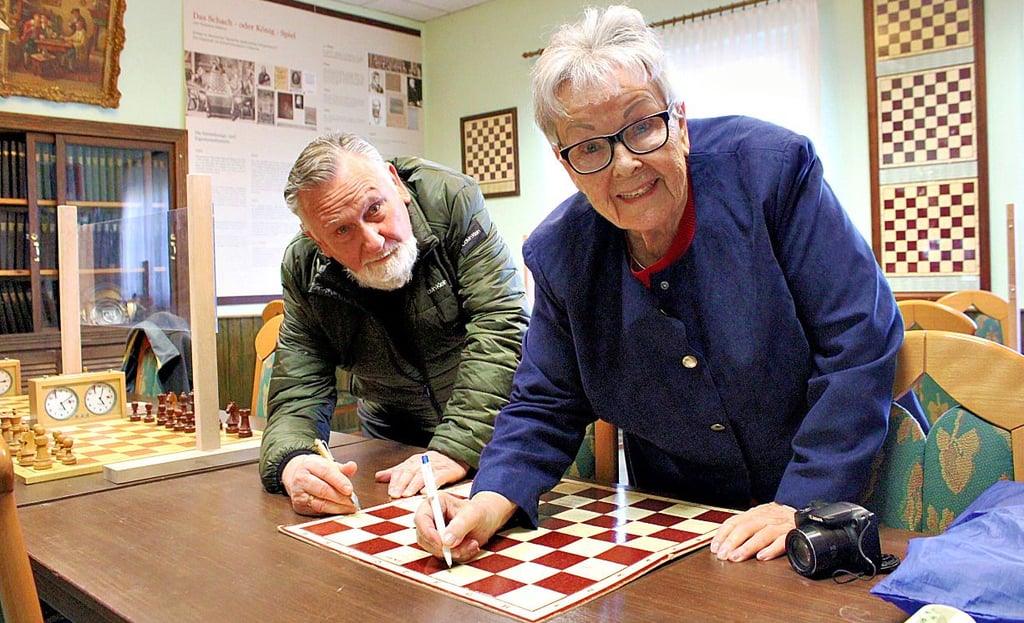 Rolf Voland und Alice Kahl signieren die Schachbretter.
