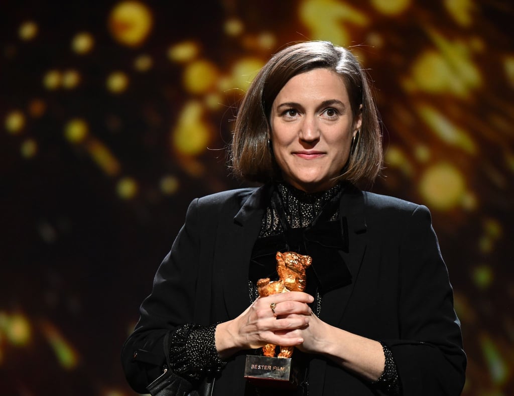 Die spanische Regisseurin Carla Simón mit dem Goldenen Bären für das Drama „Alcarràs“