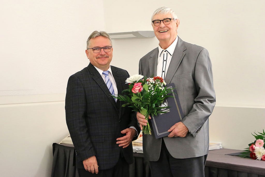 Für seinen Einsatz und sein Wirken in der Magdeburger Kirchenmusik ist Bernd Zülicke (rechts) stellvertretend für die Landeshauptstadt vom Bürgermeister Klaus Zimmermann ausgezeichnet worden.