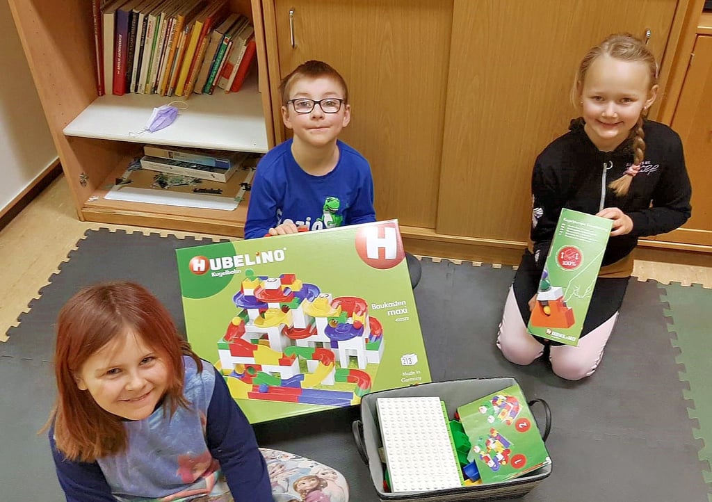 Kinder der Grundschule Osterweddingen freuen sich über ein neues Baukastenspiel.
