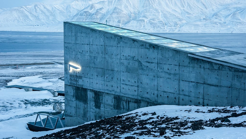 Futuristisch: Der Eingangstunnel zum Saatguttresor in Spitzbergen, der mit einer Kunstinstallation beleuchtet wird.
