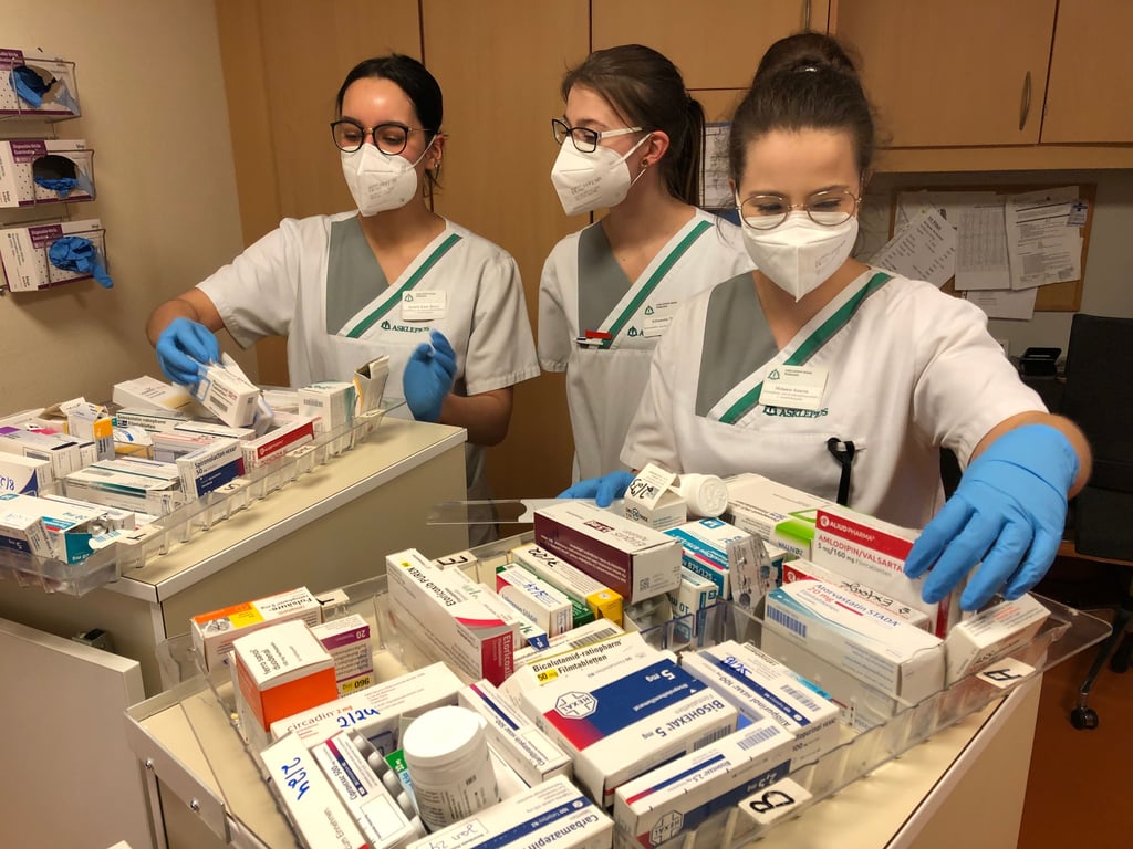Jasmin Beyer (li.) und Melanie Saurin (re.) bereiten gemeinsam mit Schwester Tina Baranowski die Medizin für die Patienten vor.