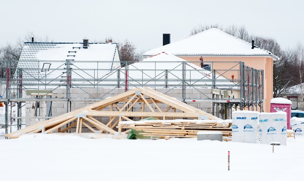 Nicht immer muss der Hausbau bei schlechter Witterung im Winter stoppen. Aber tiefe Minusgrade können Auswirkungen auf die Baustoffe haben.