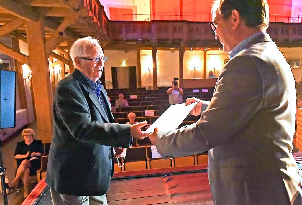 Landrat Markus Bauer (rechts) würdigt im Jahr 2021 Dietrich Genau aus Hoym für sein künstlerisches Schaffen.