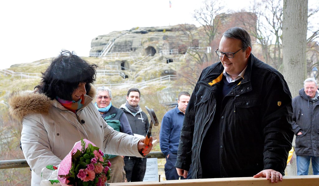 Dagmar Kamp, Leiterin des Blankenburger Tourismusbetriebs, schlägt beim Richtfest mit Bürgermeister Heiko Breithaupt den letzten Nagel für den Rohbau des neuen Servicegebäudes auf dem Regenstein ein.