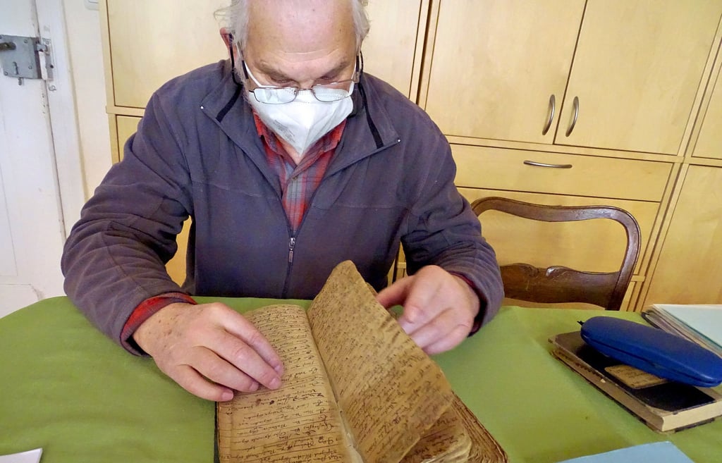 Horst Rehahn mit dem Kirchenbuch, in dem 1.384 Pesttote des Jahres 1637 aufgelistet sind.