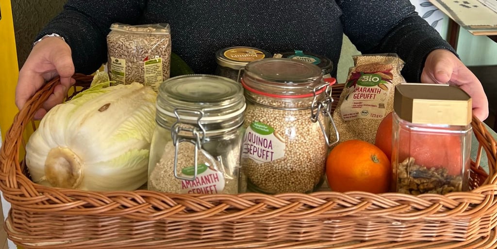 Natürliche Lebensmittel für eine gesunde Ernährung: Amaranth, Quinoa oder Gerstengras.