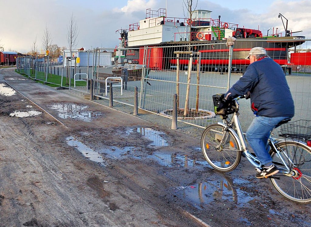 Ein wichtiger Weg Wissenschaftshafen in Magdeburg verwandelt sich nach Regen in eine Slalomstrecke um Pfützen.