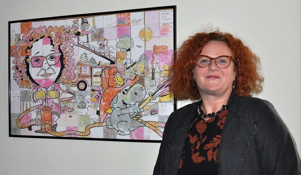 Im Büro von Gardelegens Bürgermeisterin Mandy Schumacher hängt ein besonderes Bild, über das sie sich sehr gefreut hat. Das haben die Mädchen und Jungen der Kinderfeuerwehren gestaltet und ihr als Dankeschön geschenkt. Am 6. März stellt sich die Stadtchefin zur Wiederwahl.