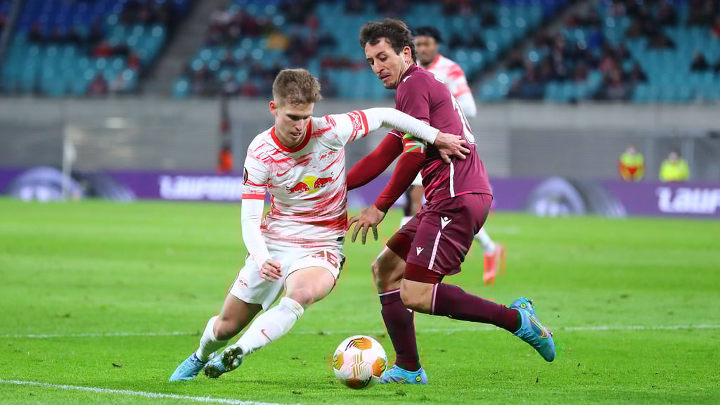 RB Leipzigs Dani Olmo (l.) im Duell mit Mikel Oyarzabal.