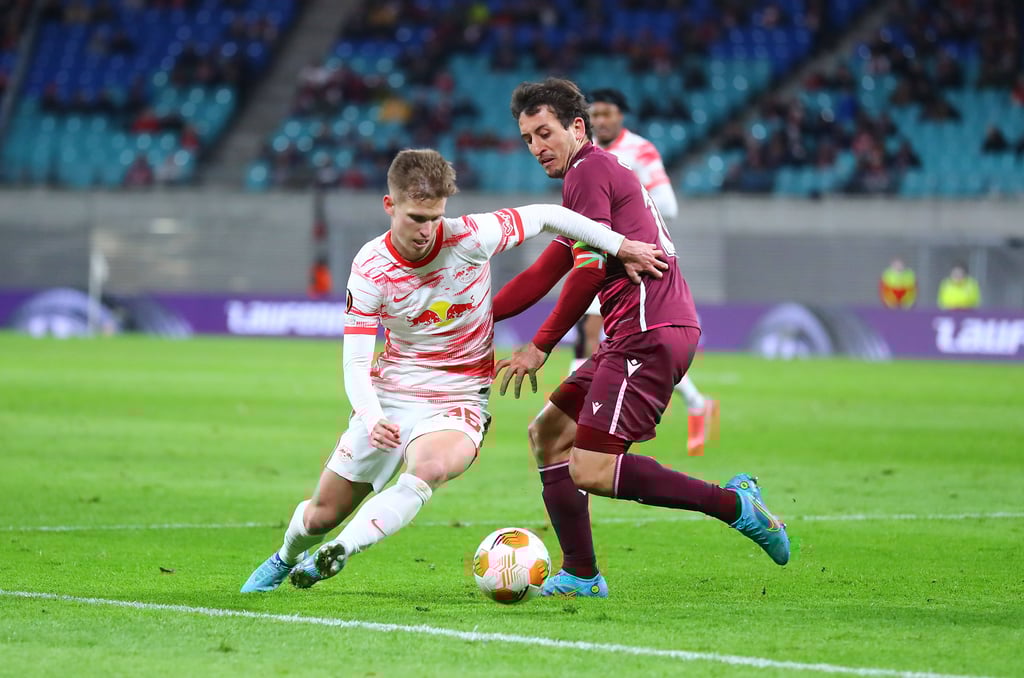 RB Leipzigs Dani Olmo (l.) im Duell mit Mikel Oyarzabal.