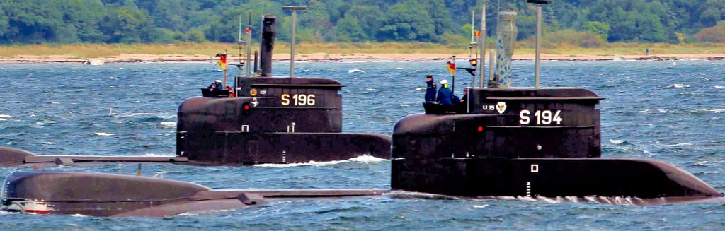 Das U-Boot U 15 (im Vordergrund mit der Schiffskennung S 194) ist zusammen mit anderen Unterseefahrzeugen der Klasse 206 A in den Ruhestand geschickt worden. Ende August 2010 sind die U-Boote ein letztes Mal in die Eckernförder Bucht ausgelaufen. Im Dezember desselben Jahres wurden sie offiziell außer Dienst gesetzt.