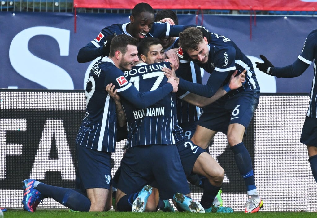 Die Spieler des VfL Bochum feiern den Coup gegen den FC Bayern München.