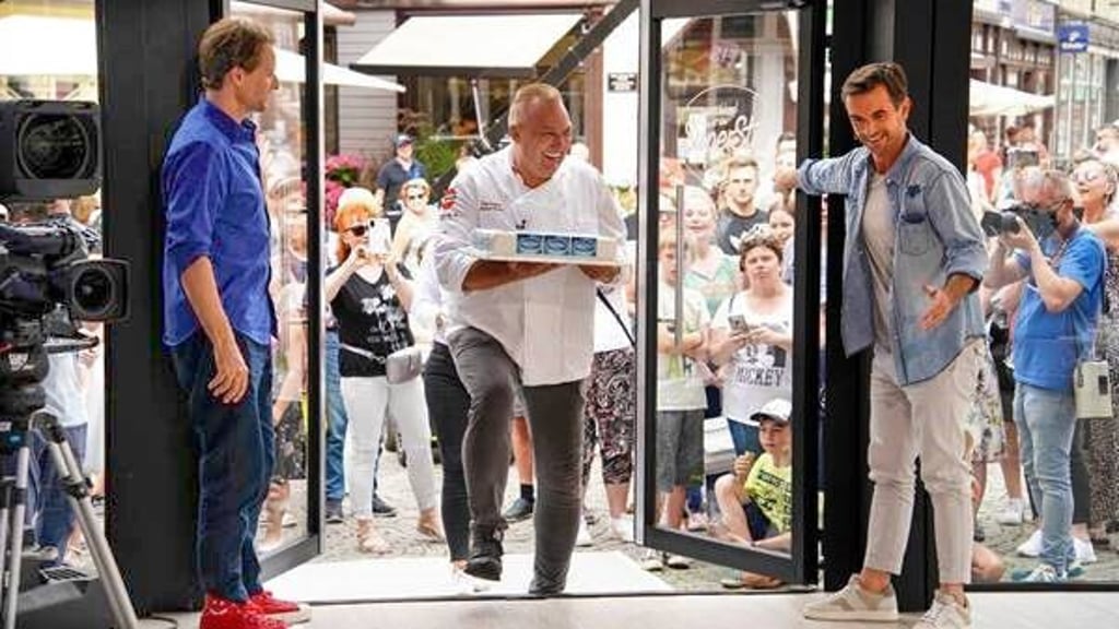 Die Jurymitglieder Toby Gad (links) und Florian Silbereisen öffnen dem Wernigeröder Michael Wiecker die Tür. Der Konditormeister überraschte die DSDS-Juroren mit einer Torte.
