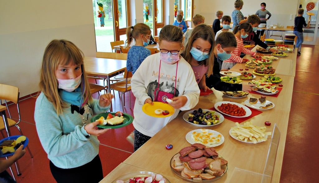 Zu den von Bismarks Schulsozialarbeiterin Nancy Franke initiierten Projekten gehört unter anderem auch die Kinder-Tafel an der Grundschule, die allen Erst- bis Viertklässlern ein gemeinsames Frühstücks-Büfett bietet.