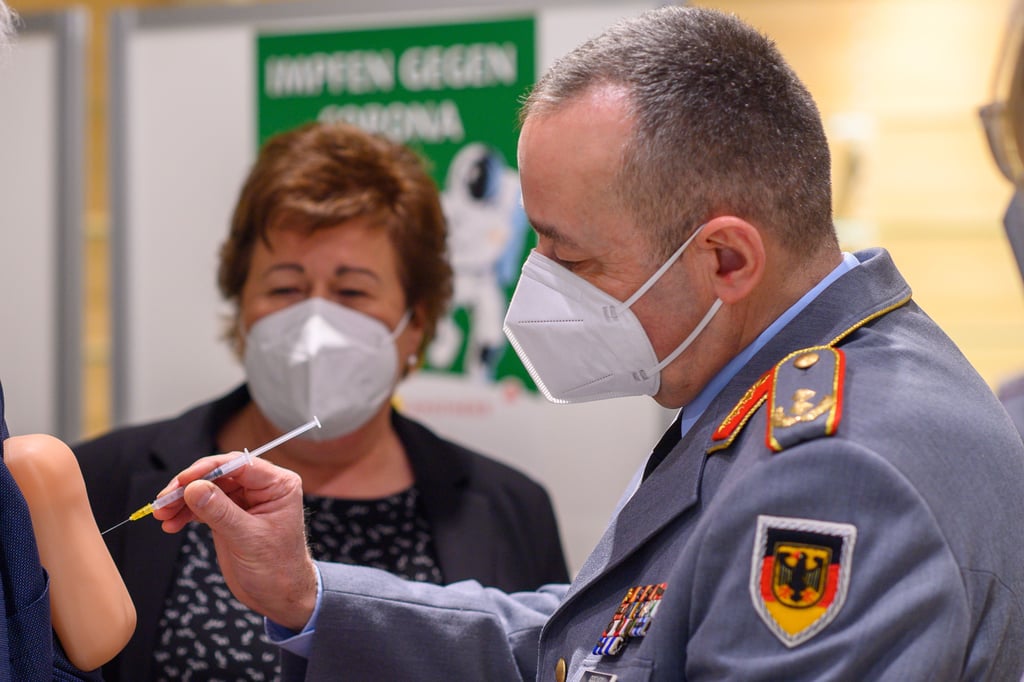 Corona-Impfung wie eine "Schutzweste" im Krisengebiet: Generalmajor Carsten Breuer, Leiter des Corona-Krisenstabs im Kanzleramt.