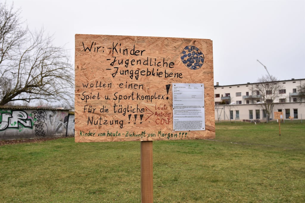 Auf einer Wiese "Am Brellin" in Magdeburg sind Aufsteller positioniert worden.