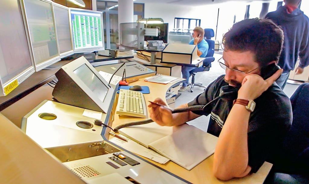 Erst 2015 wurde eine Million Euro in die Rettungsleitstelle Staßfurt investiert. Auch während der Corona-Zeit hat sie sich bewährt. Die 20 Beschäftigten planen u.a. Einsätze von Feuerwehr und Notärzten.