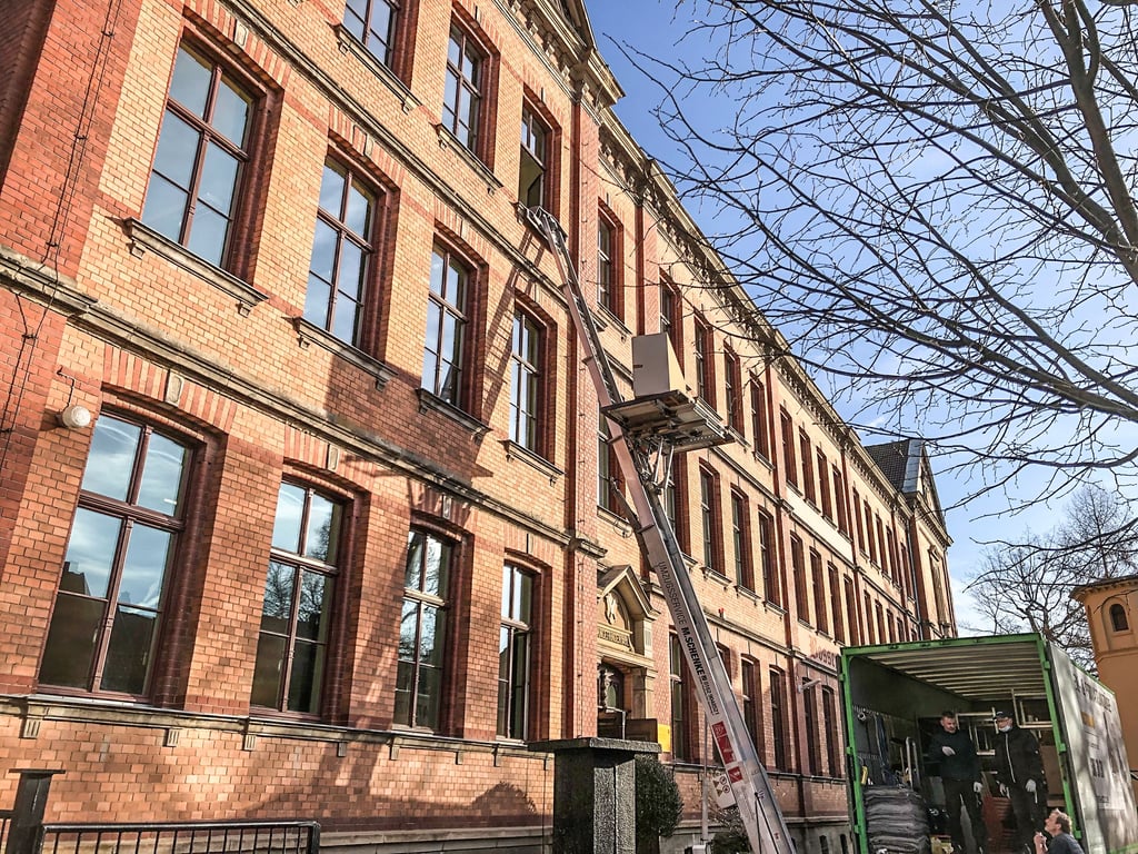 Umzug: Die Bosseschule in Quedlinburg wird für die am Montag beginnenden Sanierungsarbeiten beräumt.