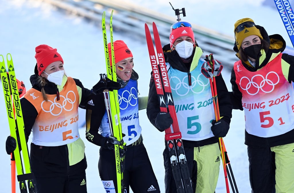 Die Biathletinnen Franziska Preuss (l-r), Denise Herrmann, Vanessa Hinz und Vanessa Voigt aus Deutschland freuen sich im Ziel über die Bronzemedaille.