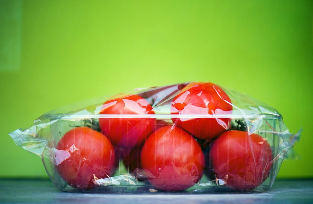 In Plastik verpackte Tomaten.