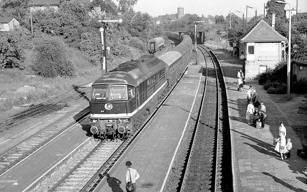 Am 9. Juli 1984 fährt der E471 (Aschersleben – Berlin) mit Zuglok „Ludmilla“ 132 196 in den Bahnhof Belzig ein.