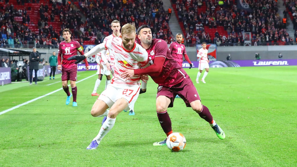 Konrad Laimer (RB Leipzig) und San Sebastians Diego Rico (l.) im Zweikampf.