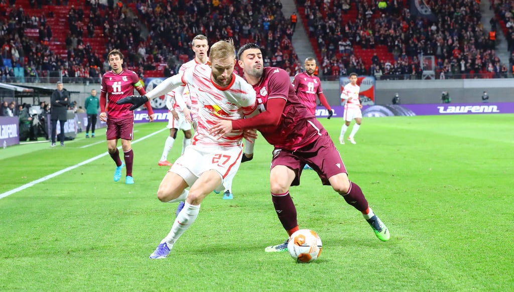 Konrad Laimer (RB Leipzig) und San Sebastians Diego Rico (l.) im Zweikampf.