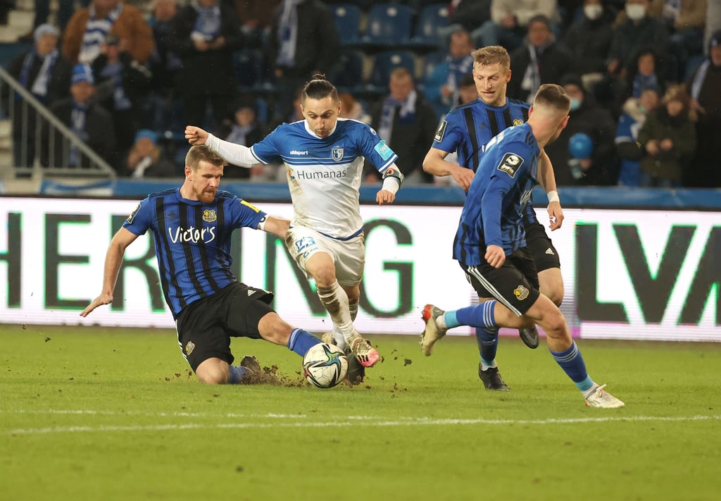 Nach den umkämpften Spielen zuletzt trifft der 1. FC Magdeburg in der 3. Liga heute auf den Aufsteiger Borussia Dortmund II. Der Gegner tritt aktiver auf und verfolgt einen anderen Spielansatz. Dieser kann der FCM-Offensivreihe um Baris Atik (am Ball) entgegenkommen und im Heimspiel Räume verschaffen.