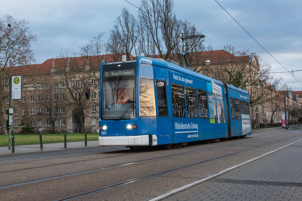 Eine Straßenbahn der DVG in Dessau
