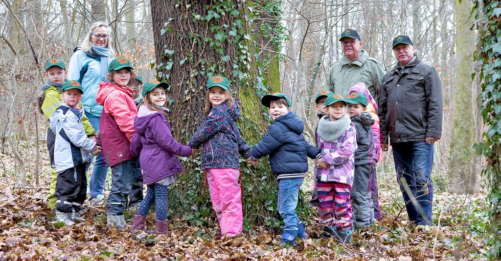Lutz Reichardt und Andreas Reißmann vom Droßiger Verein für Natur und Technik unterstützt die „Frechdachse“ der Kita „Bärenkinder“ bei einem Naturschutzprojekt der Schutzgemeinschaft Deutscher Wald.