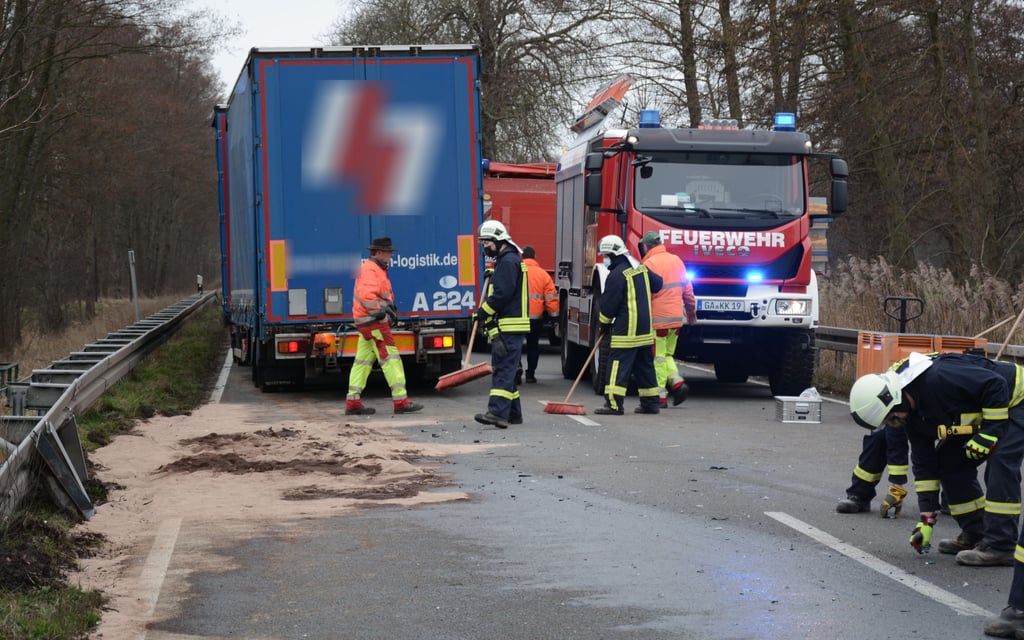 Die Räumungs- und Reinigungsarbeiten auf der B71 dauerten am Freitag den ganzen Vormittag über an.